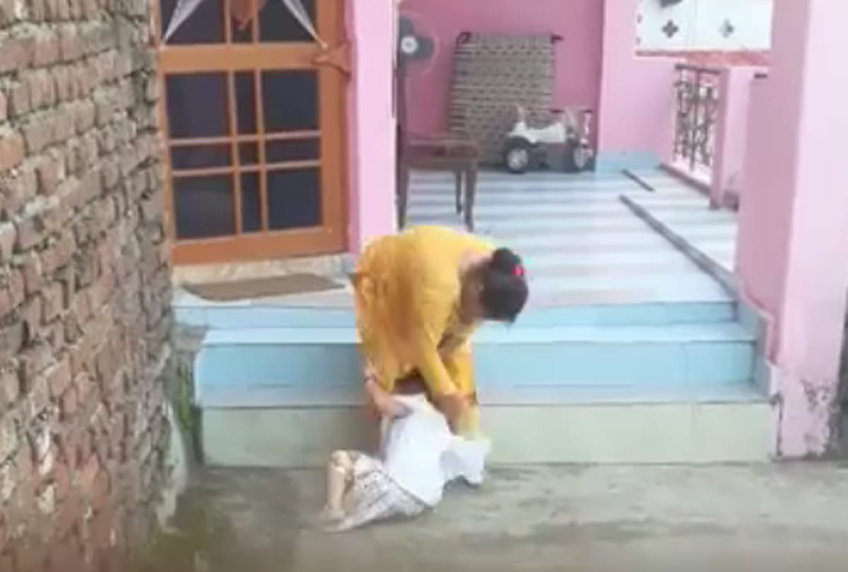 kathua minor girl beaten by her mother, father shooted video, video viral of beating child by women