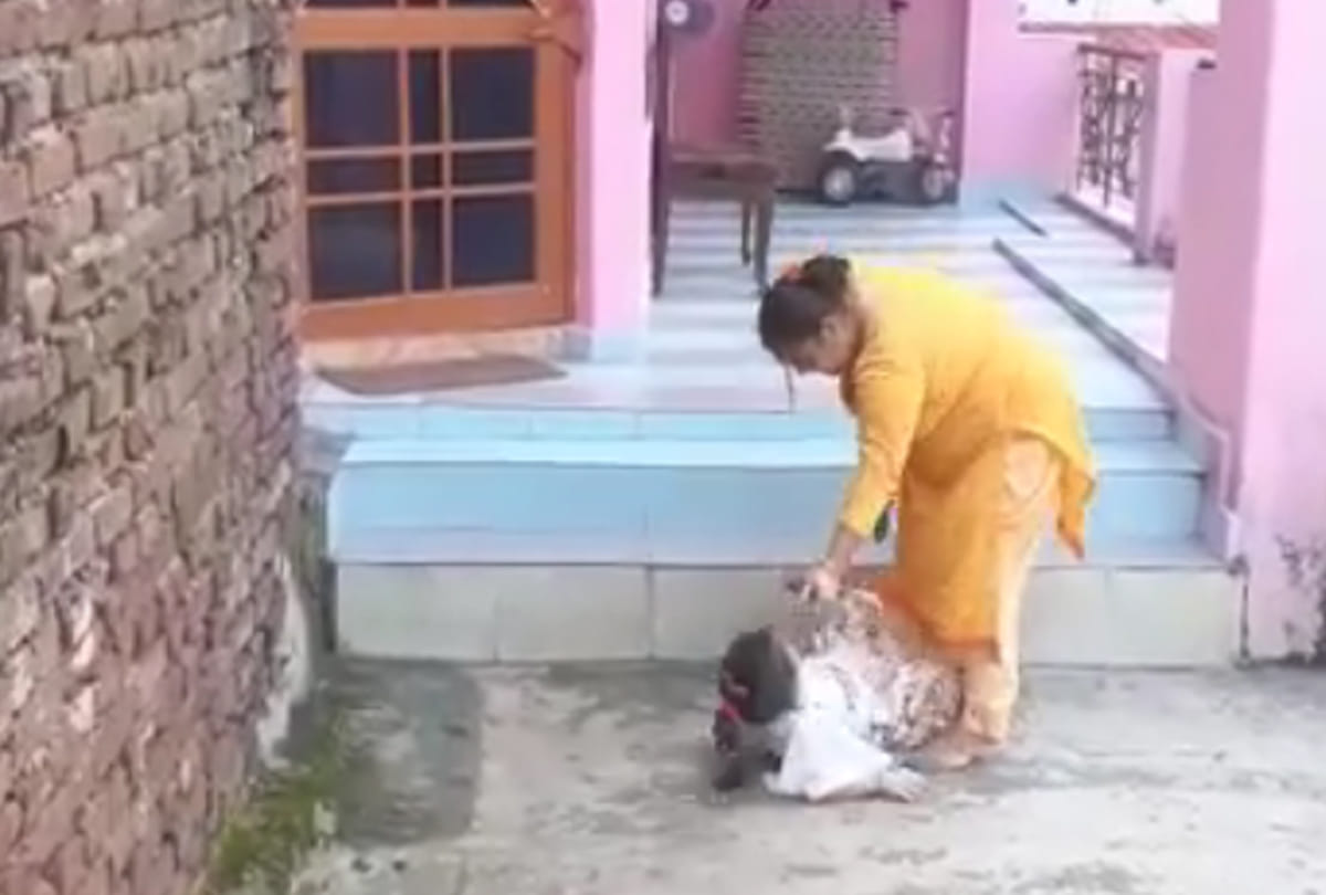 kathua minor girl beaten by her mother, father shooted video, video viral of beating child by women
