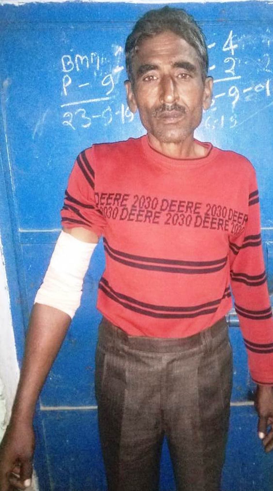 A pilice man beaten the farmer with a stick for not providing side