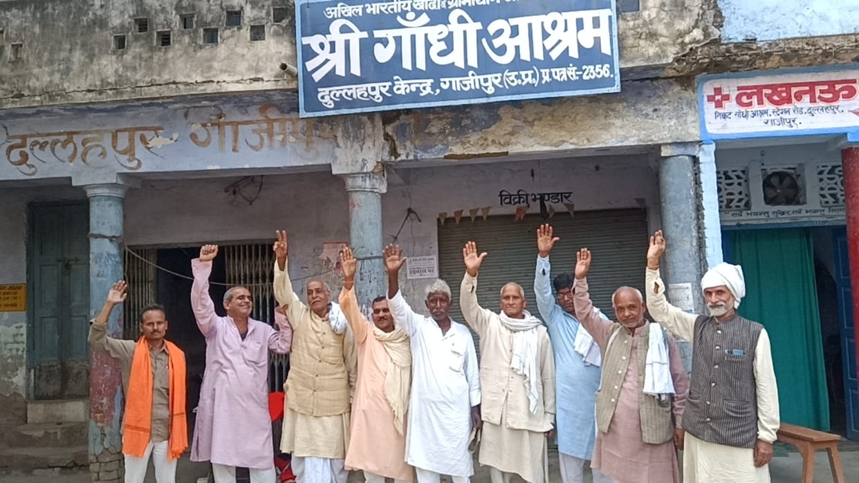 Employees caught the movement for payment of dues