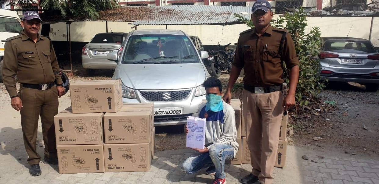 27 thong caught a smuggler with illegal liquor