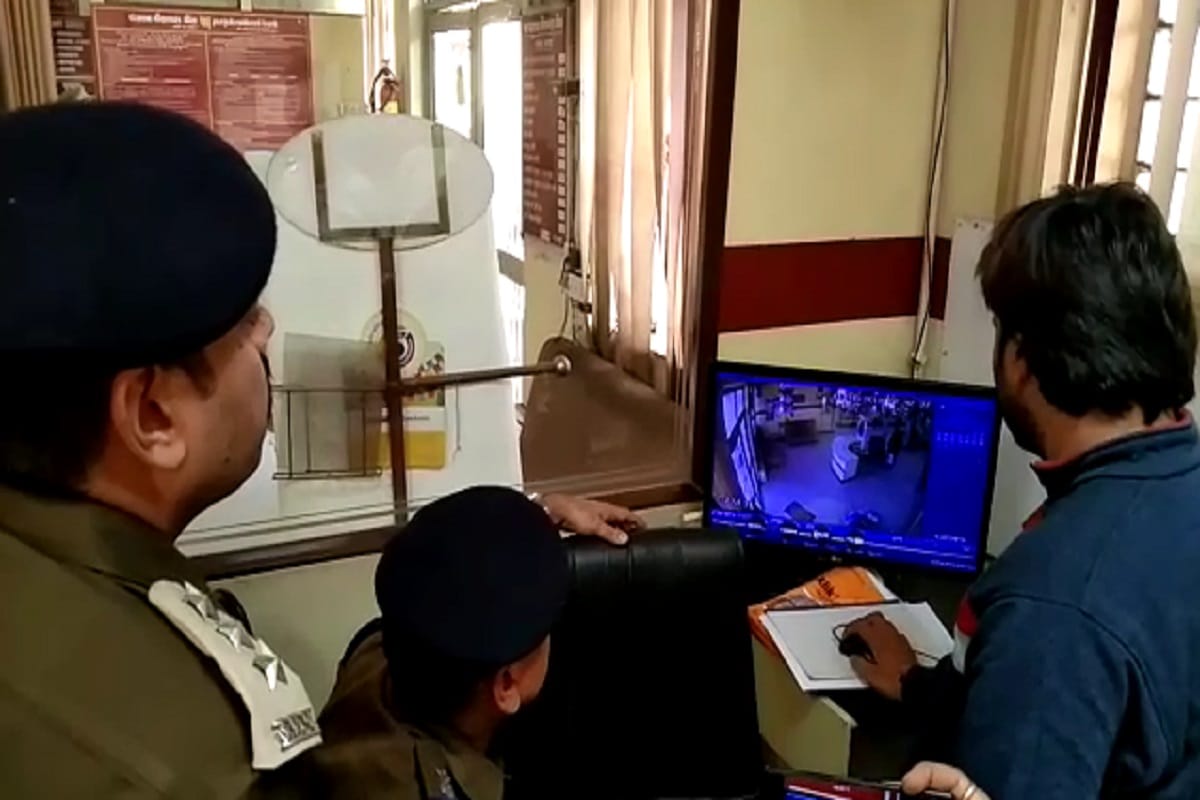 Crooks Looted Rifle in Punjab National Bank at Meerut District of Uttar Pradesh