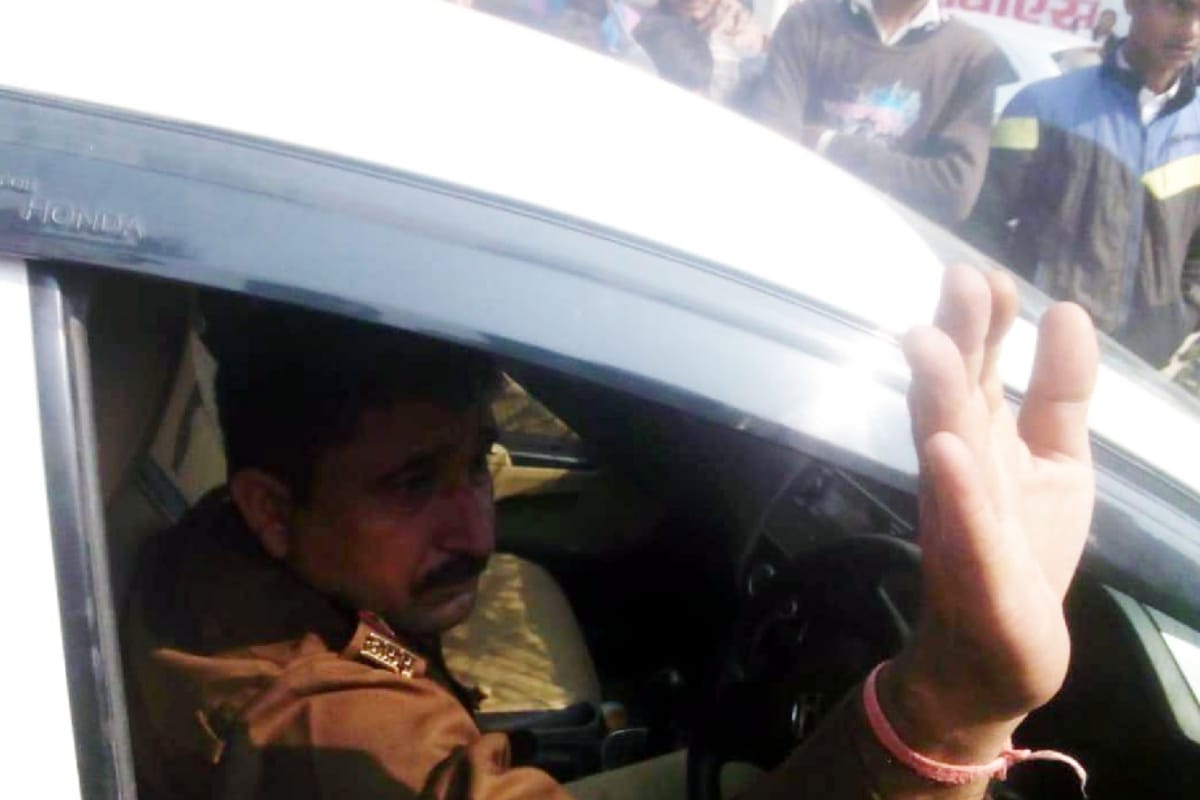Accident in Meerut, liquor bottle found in inspectors car, charged  drunk driving