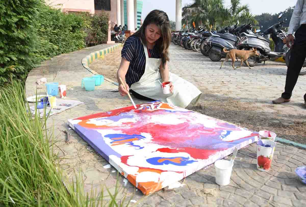 Issues related to spirituality, culture pollution told by painting