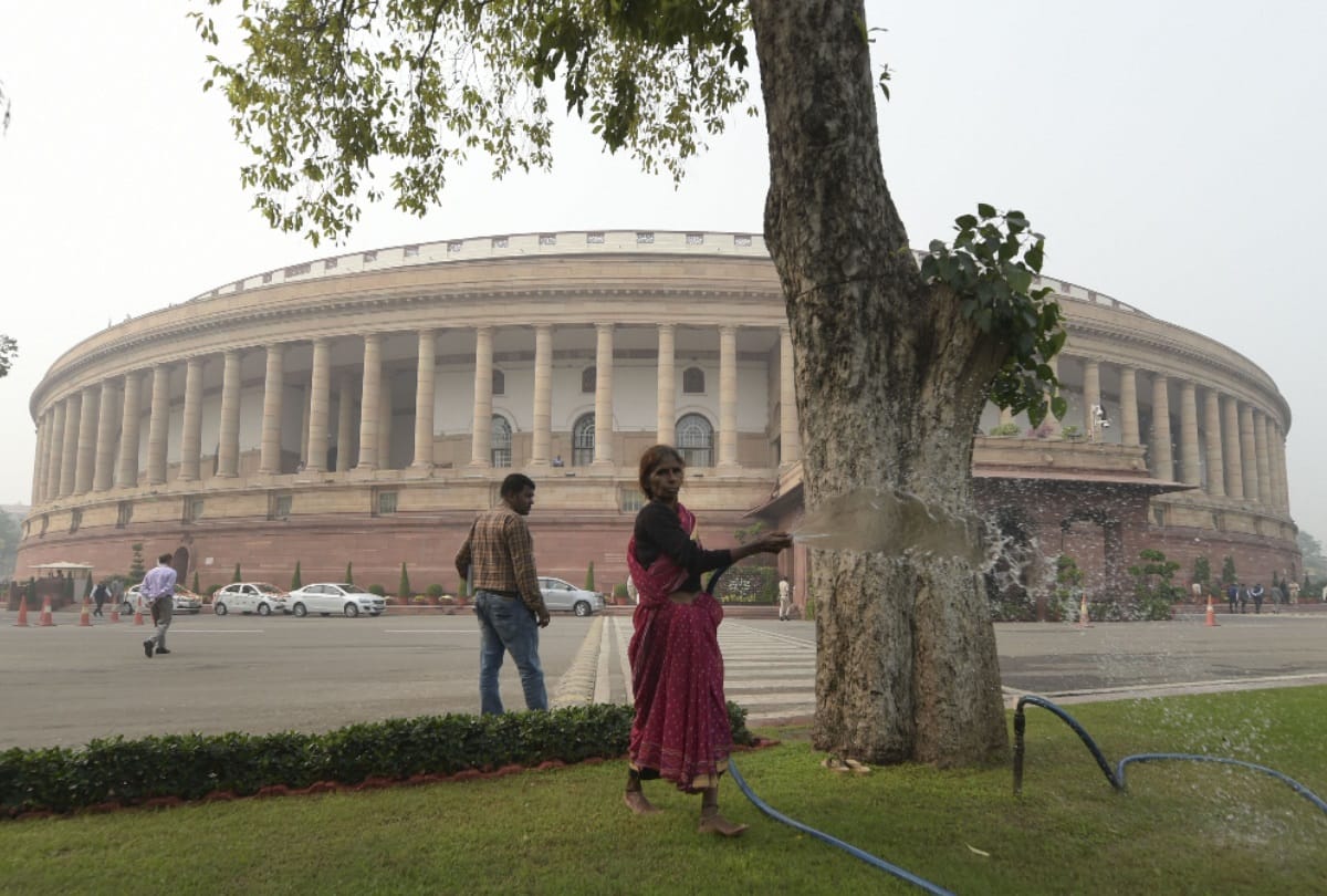 despite clear sky and sunny morning delhi ncr air quality remains in severe level all update