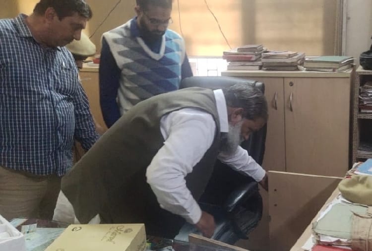Home Minister Anil Vij In Action Mode, suddenly reached police station