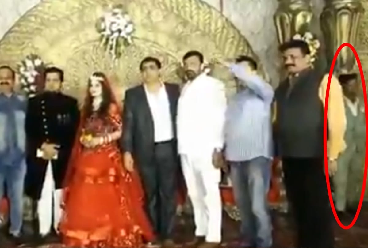 Delhi suited booted thief theft 5 lakh rupees from a wedding while eveyone was busy in photo session