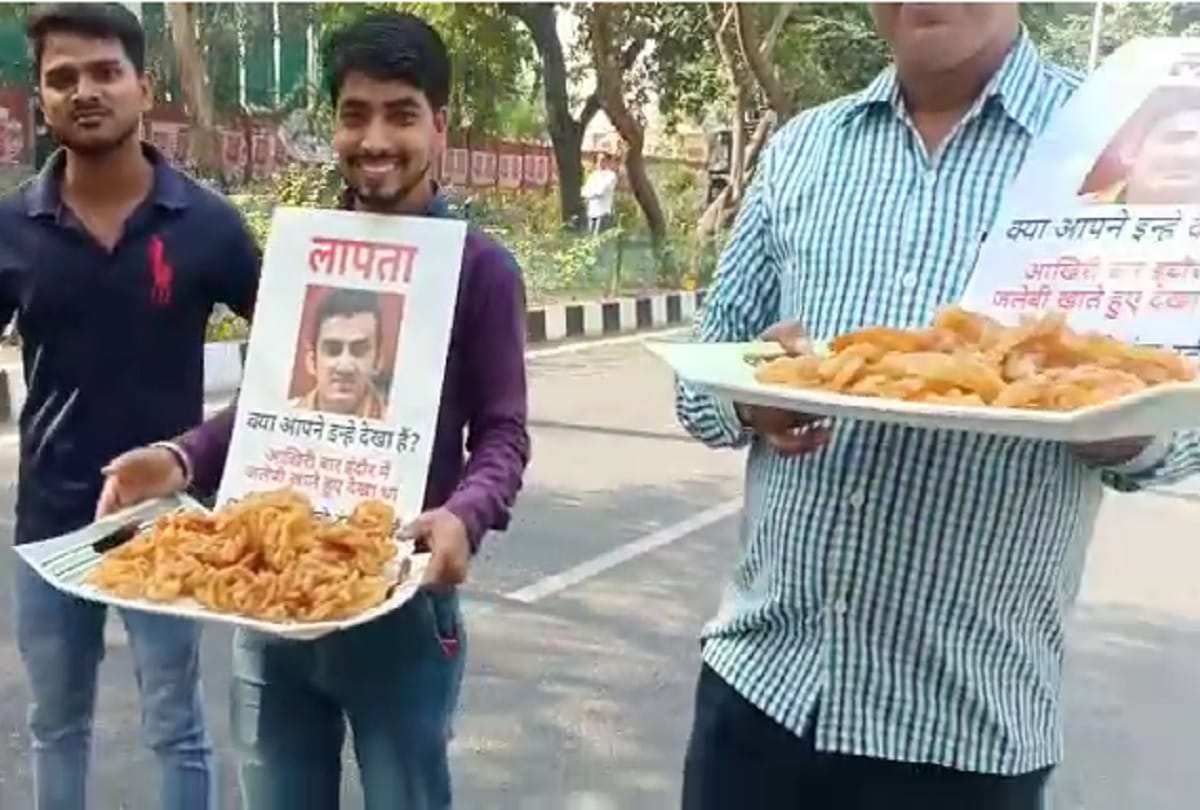 Aam Aadmi Party workers with Jalebi in the plate against BJP in delhi