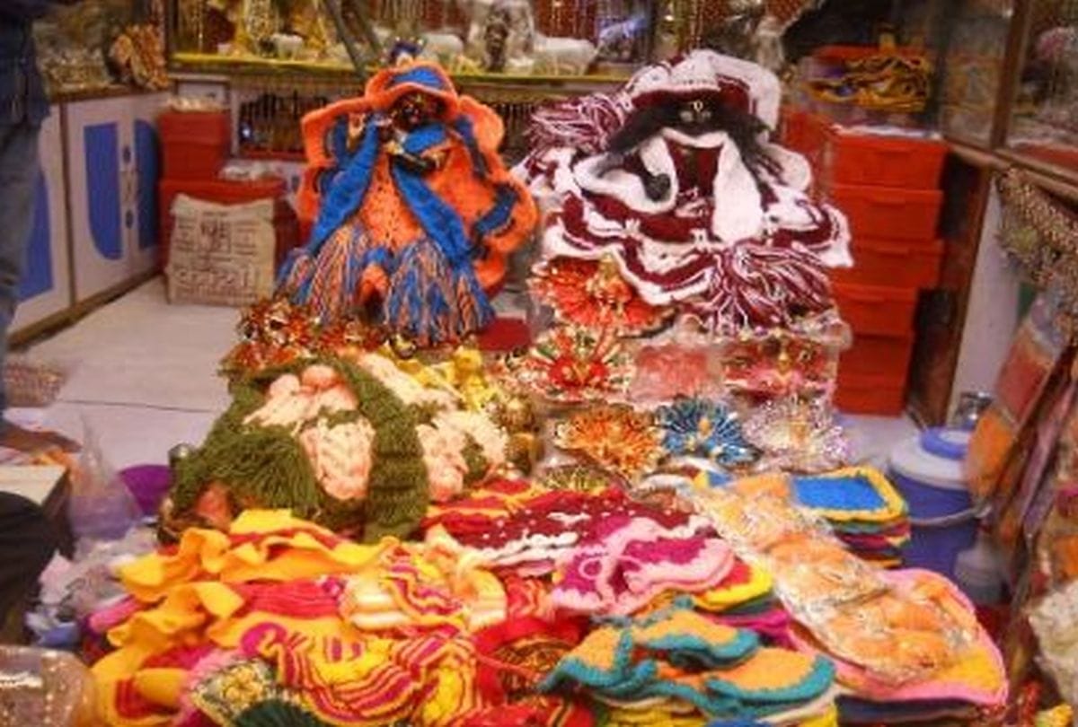 Devotees Offering Woolen Clothes And Special Quilt To Lord Krishna In Mathura
