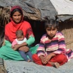 गांव खुशीपुरा में हिलने की बीमारी से पीड़ित आफिया के साथ मां अमीर जहां