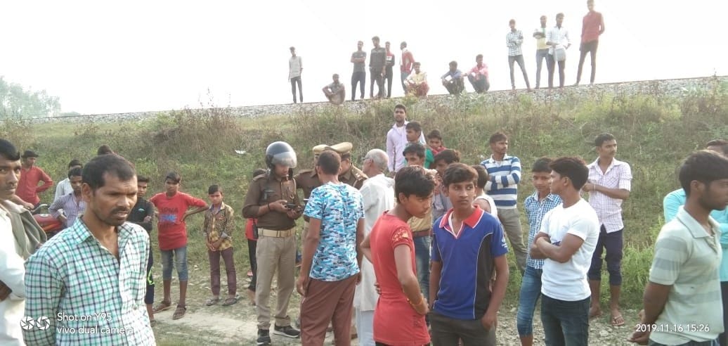 A young man jumped from a moving train, one dead and the other injured