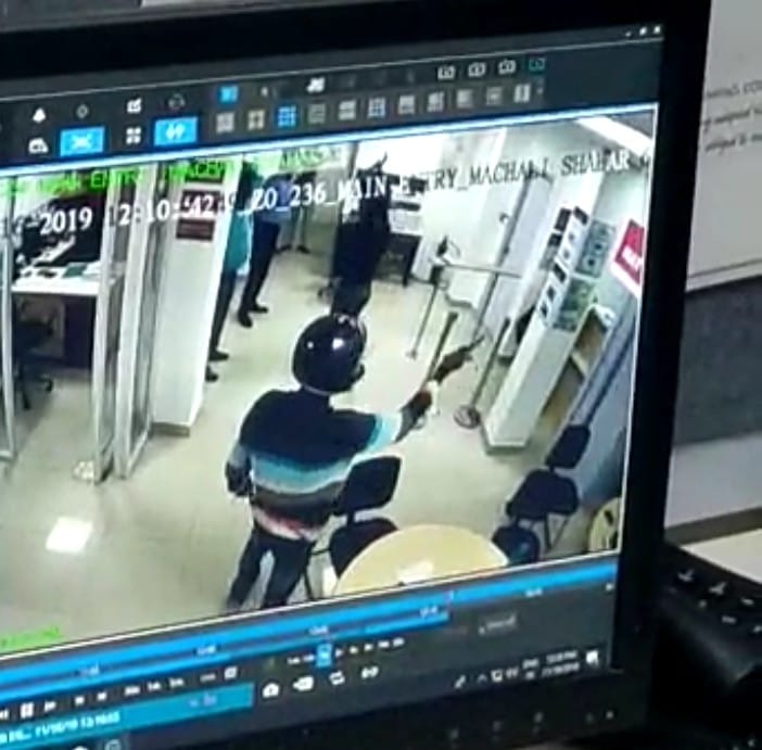 Employees and customers trembled seeing the hands of miscreants as real