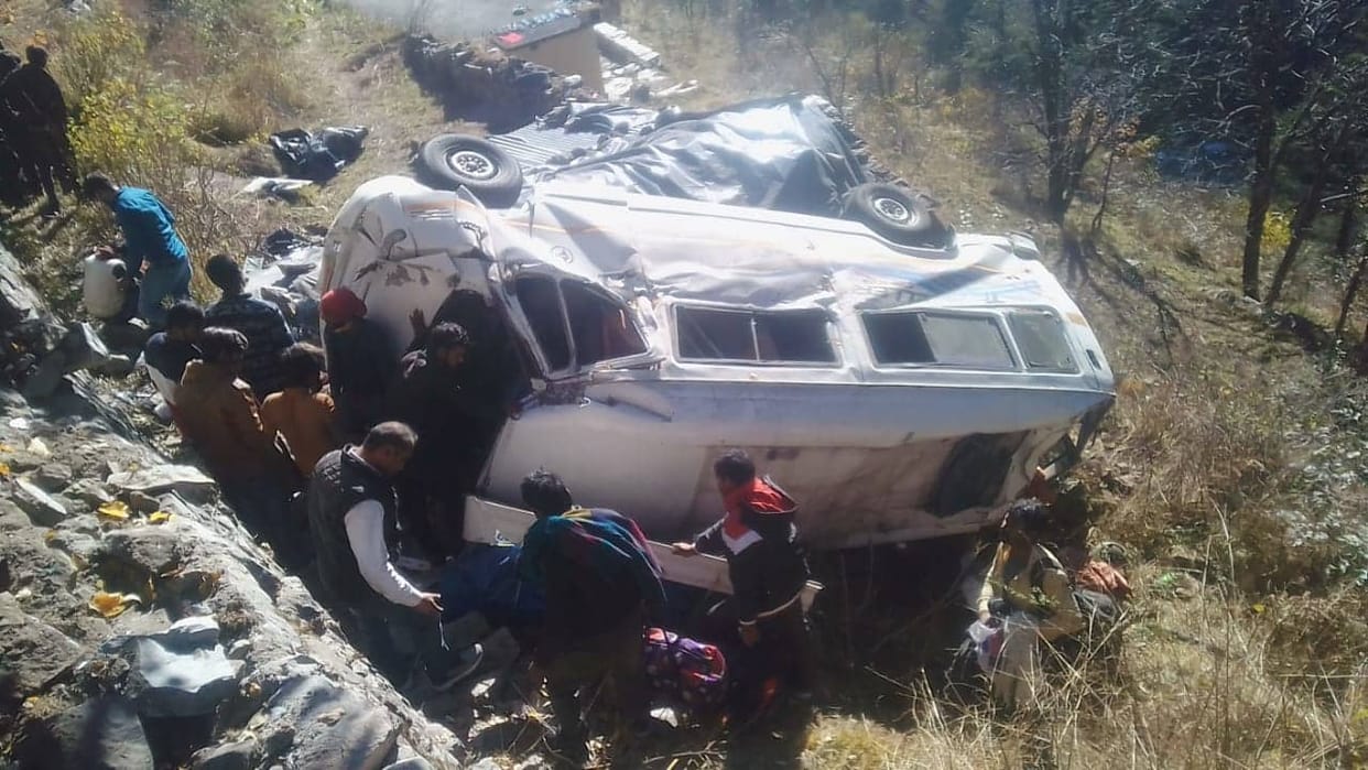 vehicle of pilgrims returning from Bhandara in Badrinath fell into a ditch, four injured