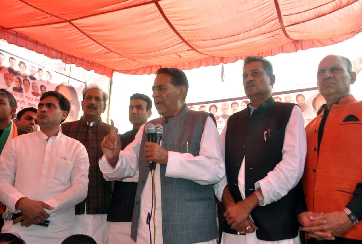 Congress protest against central government over financial crisis in delhi