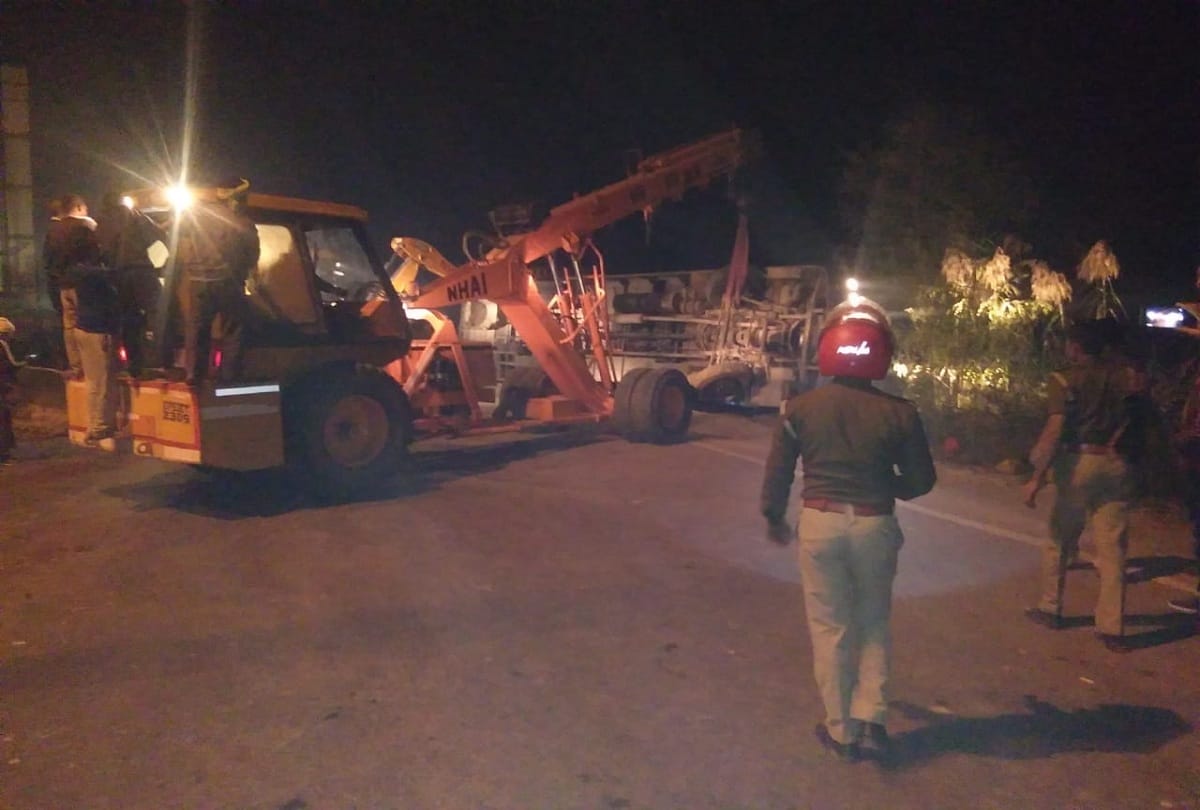 UP: Bus overturns on highway two killed 20 injured in kushinagar