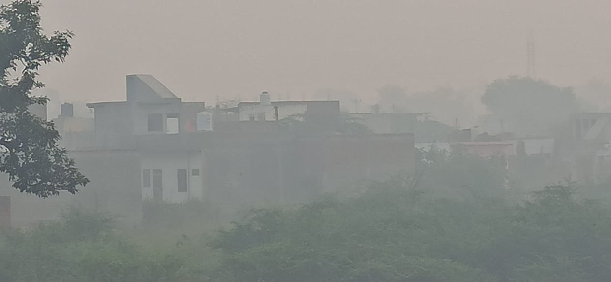 Hathras: Hazard haze, eye irritation and breathing problems in Sadabad