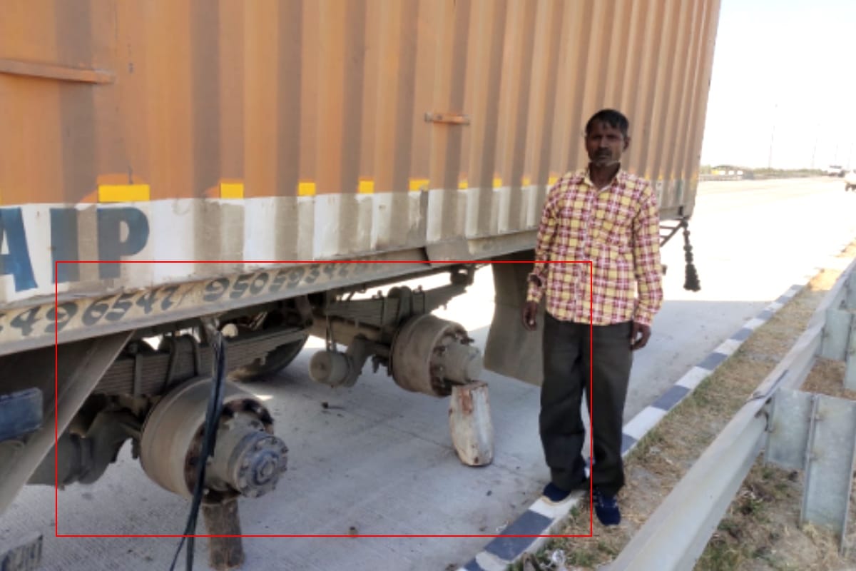 miscreants looted a ten tyre truck On Eastern Peripheral express way