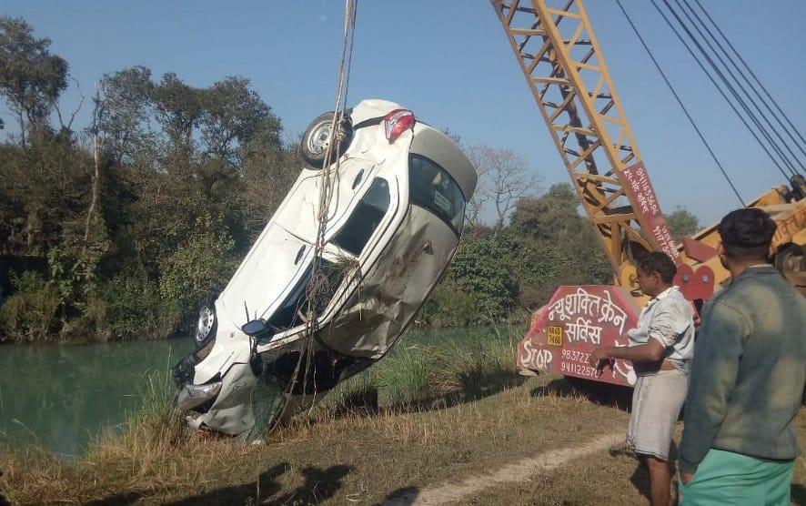Taxi in canal, four missing including driver