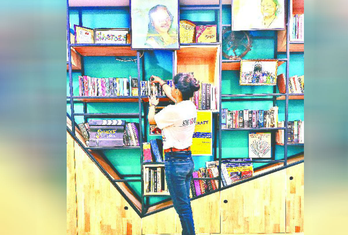 Book Reading in Cafe New Caluture Famous In City Of Taj Agra