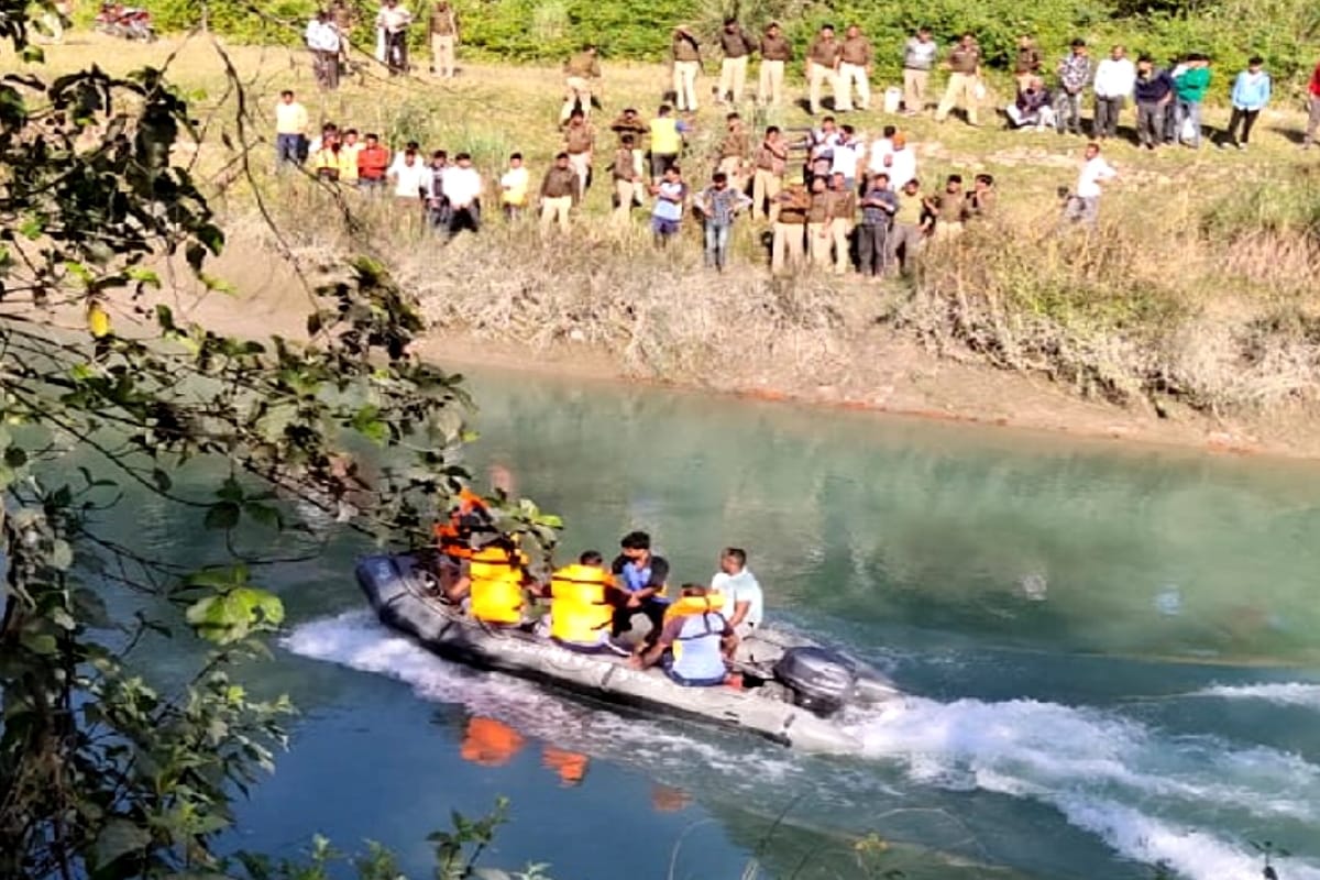 Car falls in canal, four missing including driver, family going to marriage