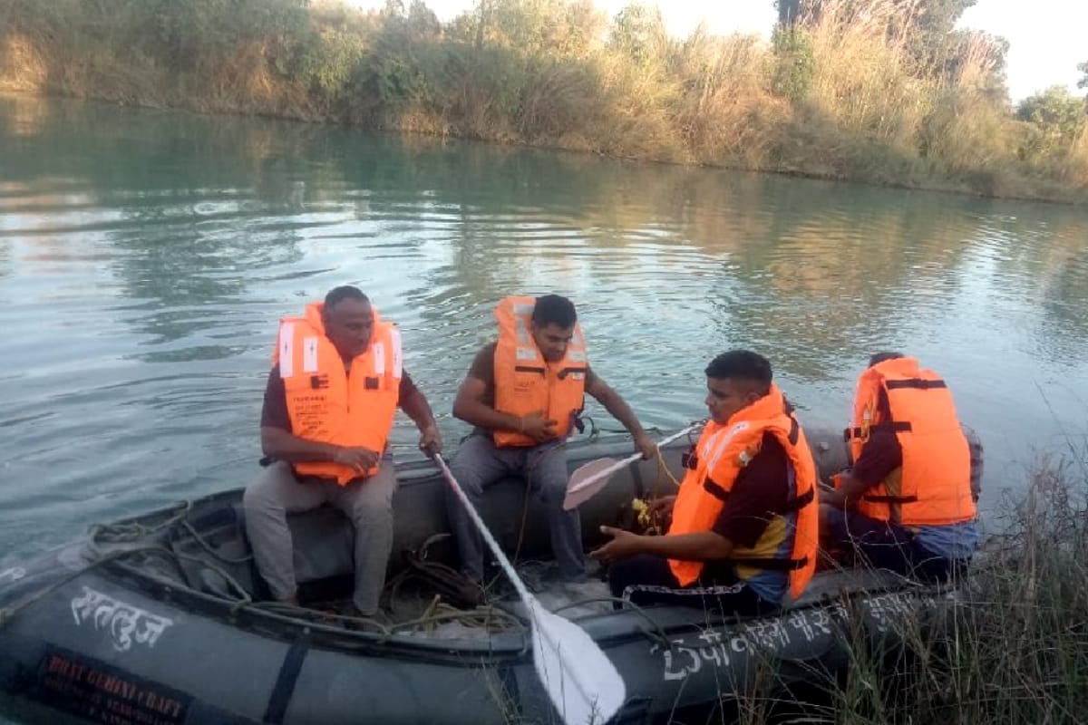 Car falls in canal, four missing including driver, family going to marriage