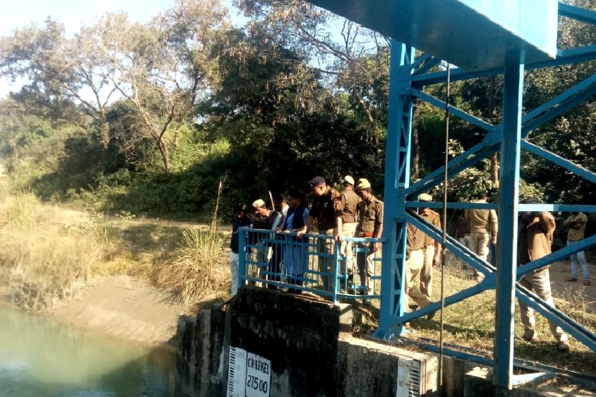 Car falls in canal, four missing including driver, family going to marriage