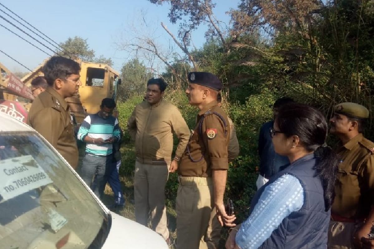Car falls in canal, four missing including driver, family going to marriage