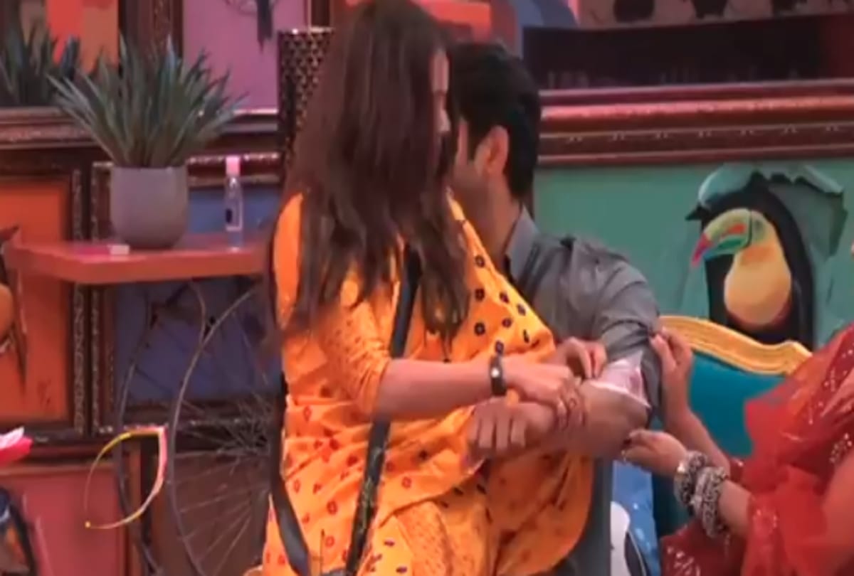 Bigg Boss 13 Siddharth Shukla Devoleena Bhattacharjee romance sit on lap front of Salman Khan