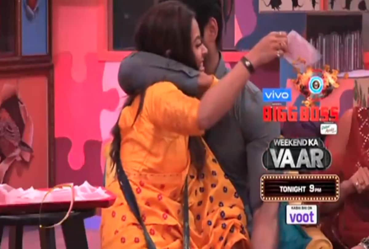 Bigg Boss 13 Siddharth Shukla Devoleena Bhattacharjee romance sit on lap front of Salman Khan