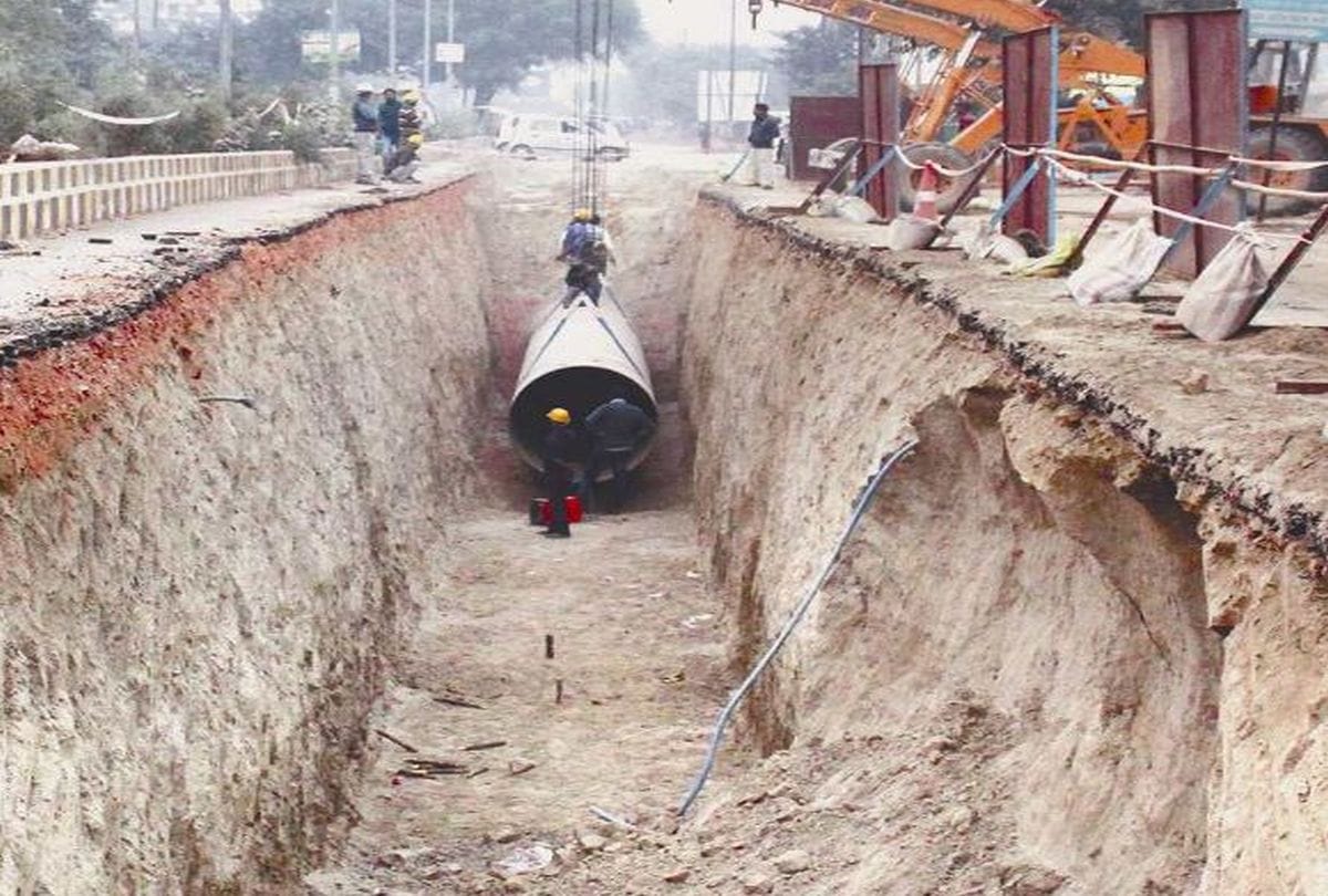 sevice road closed due to ganga water project in agra