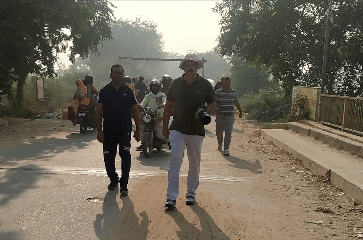 DM and cdo take stock of bridge construction work crossed Hameed Setu on foot in ghazipur