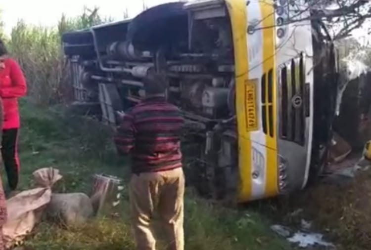 Many people injured as bus overturns