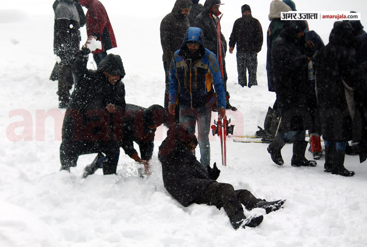 saffron and apple crop Damage due to rain snowfall, Rain and snowfall bother people in Jammu Kashmir