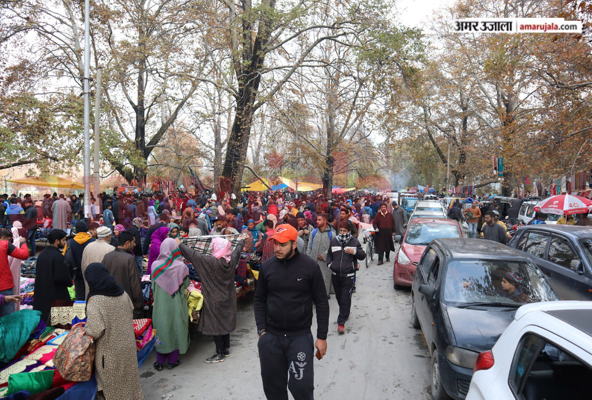 Huge rush in Sunday market in srinagar jammu kashmir
