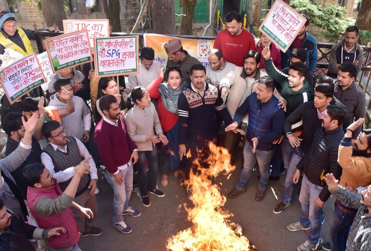 Youth Congress burn effigy of Amit Shah in Shimla in Himachal Pradesh