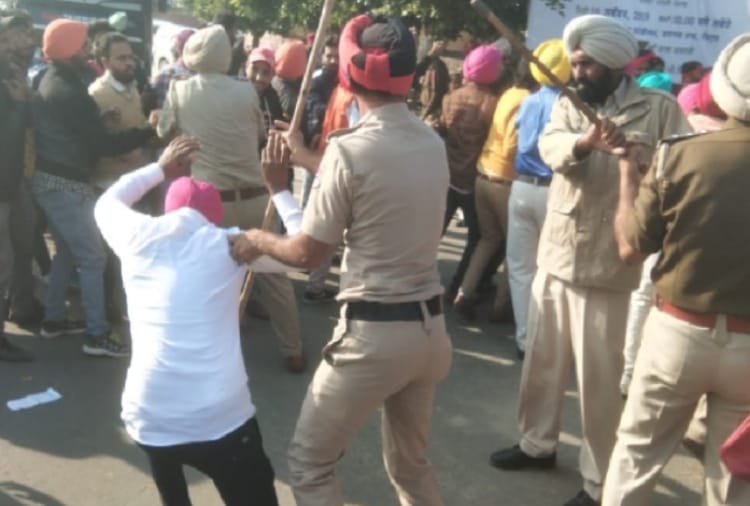 Police lathi charge on Unemployed teachers in Sangrur of Punjab