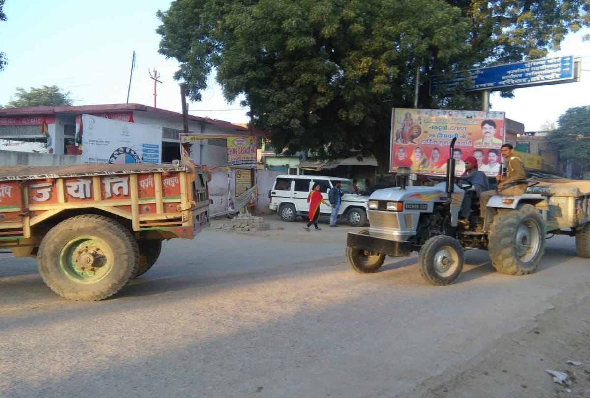 Raid against Illegal Sand mafias in Jhansi four tractors seized