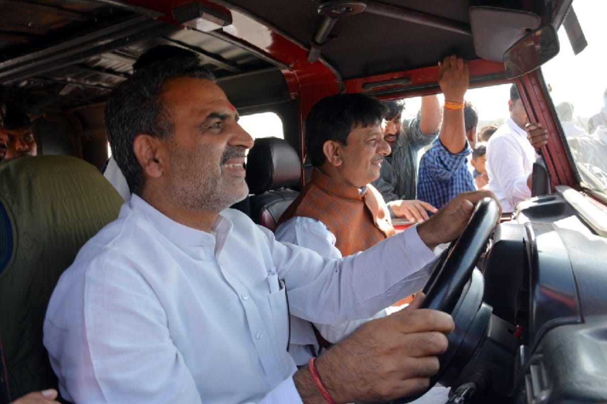 Muzaffarnagar: Ram Setu started after years long, Union Minister Sanjeev Baliyan started by driving