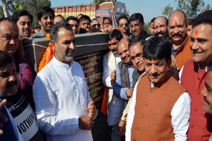 Muzaffarnagar: Ram Setu started after years long, Union Minister Sanjeev Baliyan started by driving