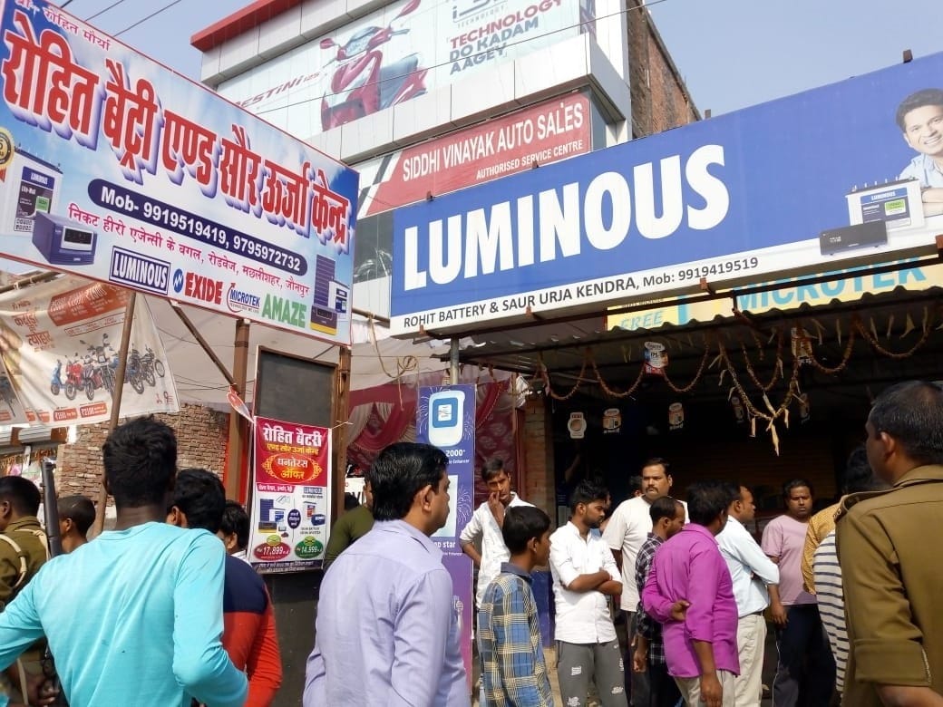 Eight lakh stolen by breaking the lock of the battery shop