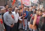 धामपुर में धर्म ध्वज यात्रा में शामिल प्रह्लाद मोदी और अन्य लोग।