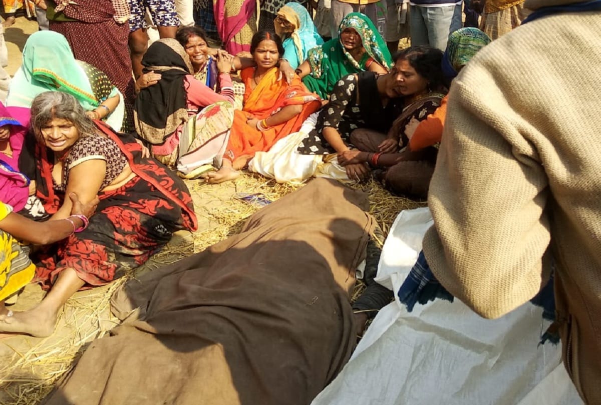maharajganj man died due to electric current in pole