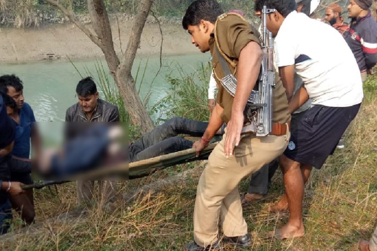 Bijnor: High speed car engulfed in canal, one saved life by swimming, search for three continuous