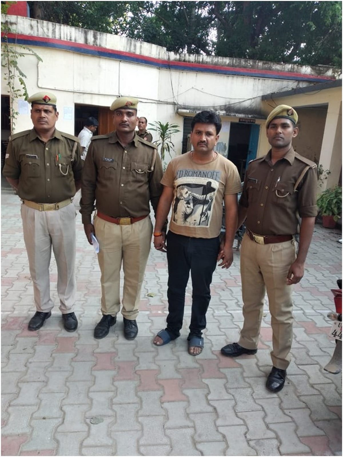 police arrested history sheeter Honey for demanding extortion from businessman cantt varanasi