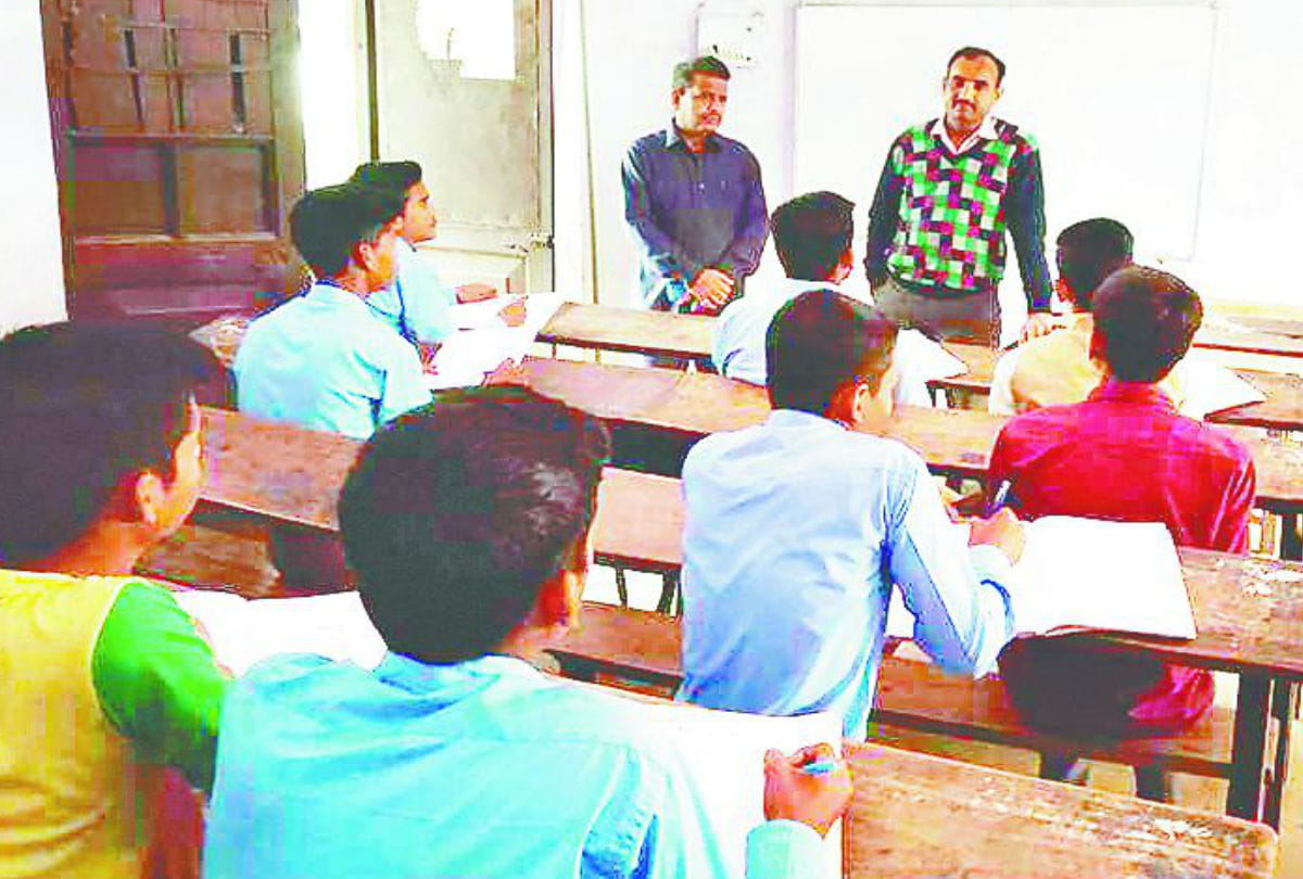 Economics lecturer Gave Free Coaching For Civil services exam preparation