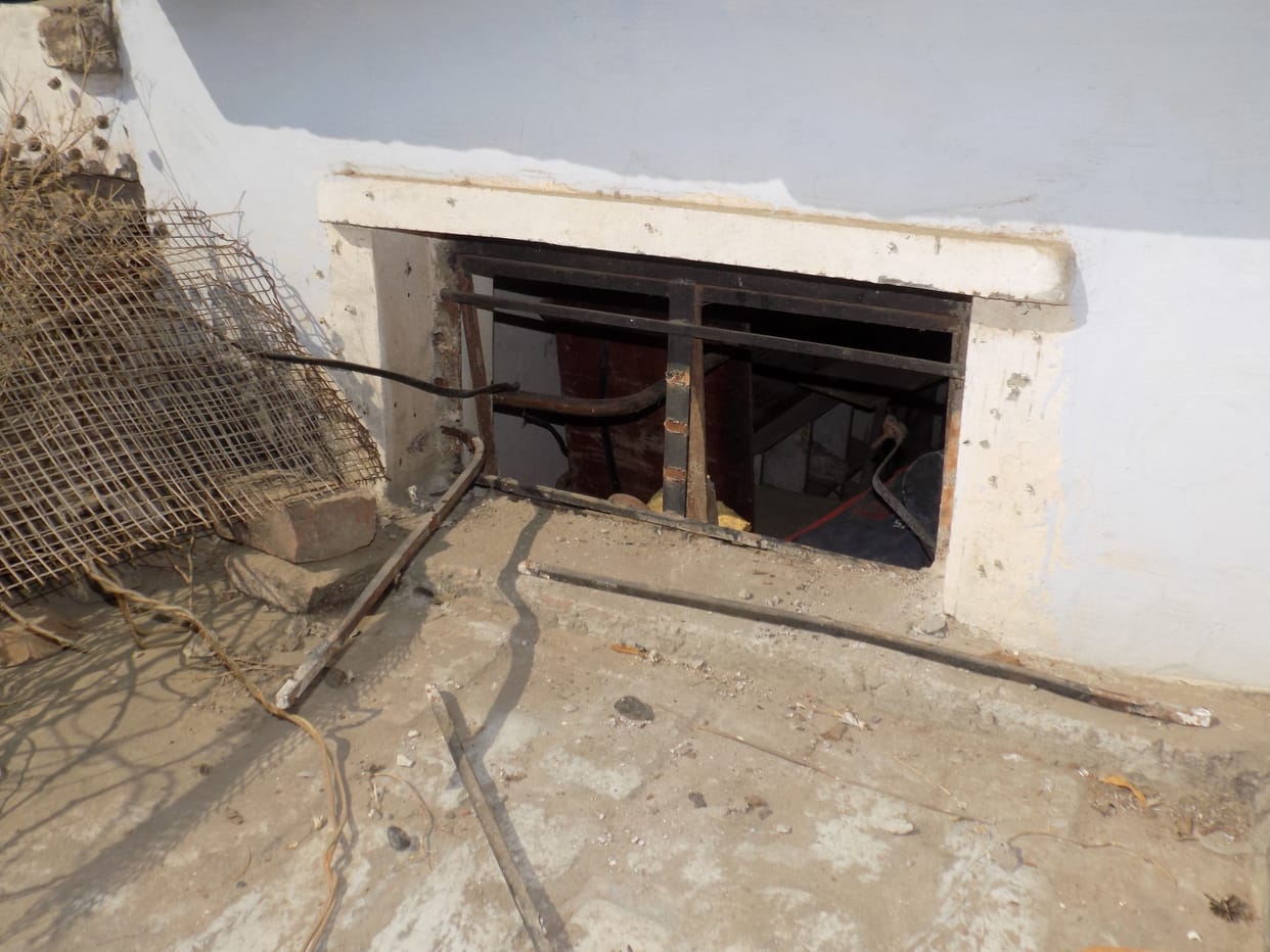 Hathras: Thousands stolen by breaking the shop