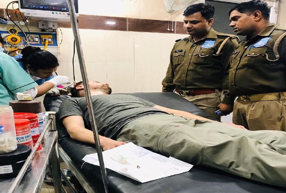 foreign tourist fell down from golf cart in Taj Mahal