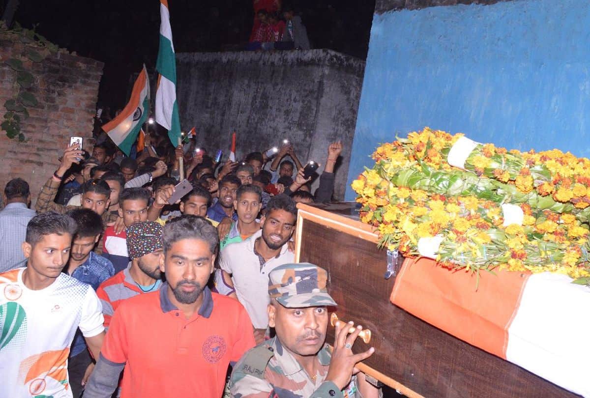 Martyr Soldier Santosh Kumar Singh Wife Demand To Government Take Revenge from Pakistan