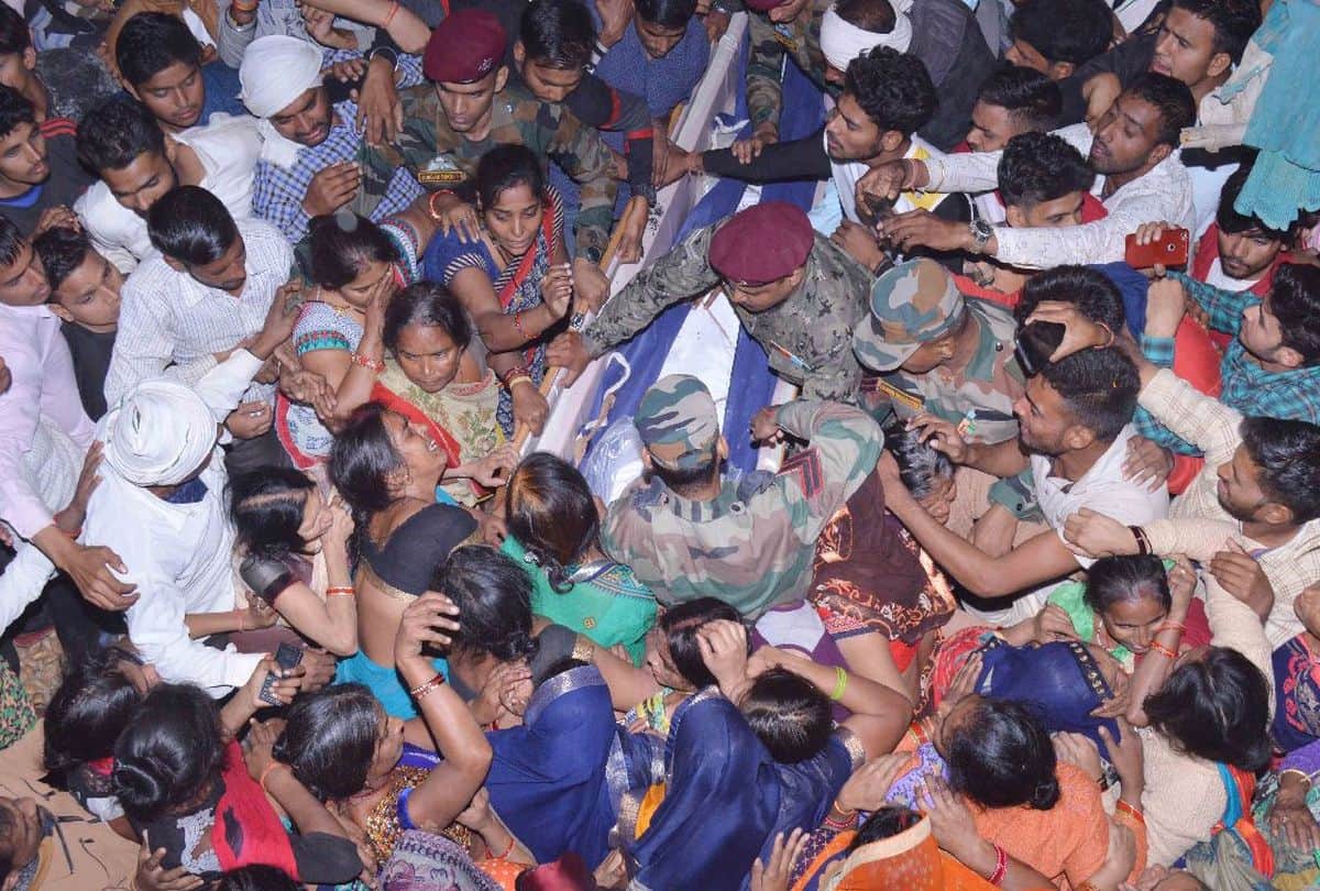 Funeral of martyr soldier Santosh Kumar Singh in agra