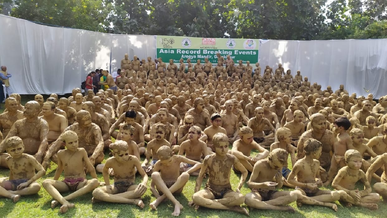 naturopathy day 2019 Mud bath by people in Gorakhpur makes into asian book of records